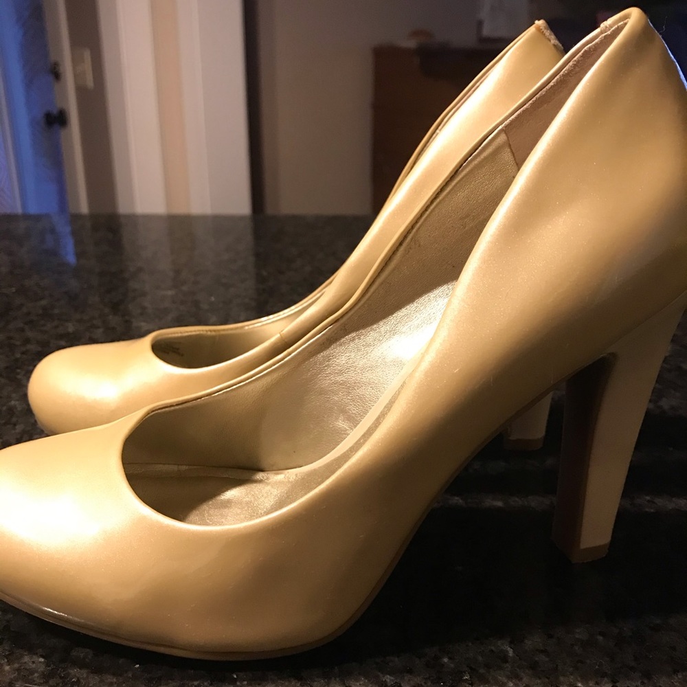 Jessica Simpson nude pumps